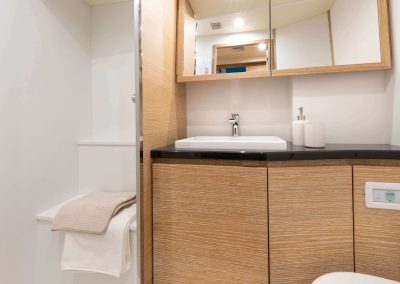 solaris50-charter-fastsailing-greece-bathroom